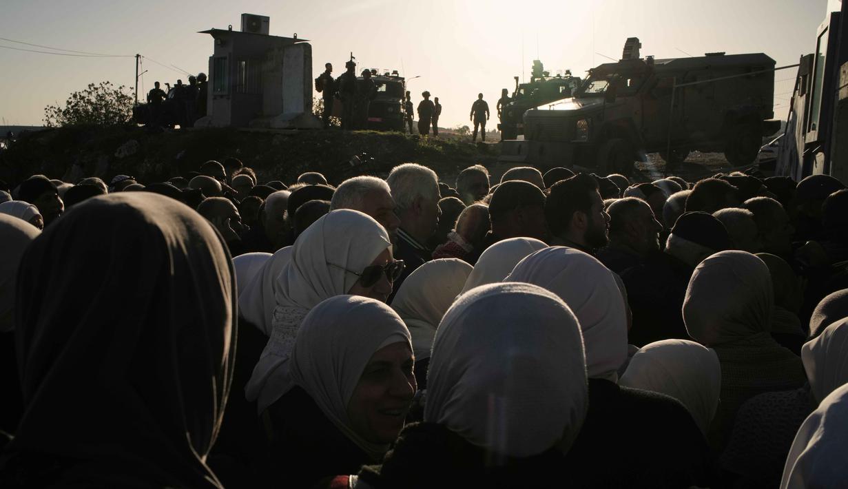 Mereka akan menghadiri salat Jumat pertama pada bulan suci Ramadan 1447 Hijriah di Masjid Al-Aqsa. Tampak dalam foto, warga Palestina berbaris untuk melewati pos pemeriksaan militer Israel Qalandia antara kota Ramallah di Tepi Barat dan Yerusalem dalam perjalanan mereka untuk menghadiri salat Jumat di Masjid Al-Aqsa saat bulan suci Ramadan 1447 Hijriah, Jumat 20 Februari 2026. (AP Photo/Leo Correa)