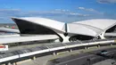 Bandara JFK di New York berbentuk lorong – lorong indah yang akan memanjakan setiap penumpangnya. Jadi tak heran lagi jika bandara Internasional ini terpilih dari 10 bandara paling mewah di Dunia. (Wikipedia)