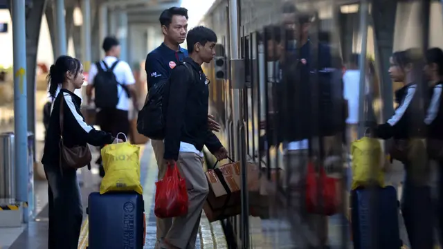Ribuan Pemudik Padati Stasiun Pasar Senen Jakarta