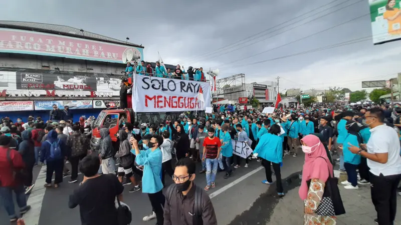 Demo Mahasiswa Tolak Omnibus Law di Solo Tutup Jalur Utama Joglosemar