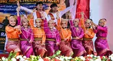 Seniman menampilkan tarian tradisional pesisir Rapai Geleng pada perayaan tradisi kenduri laut wilayah Panglima Laot Lok Kuala Cangkoi di Ulee Lheu, Banda Aceh, Aceh, Rabu (22/7/2026). (AFP/ Chaideer Mahyuddin).