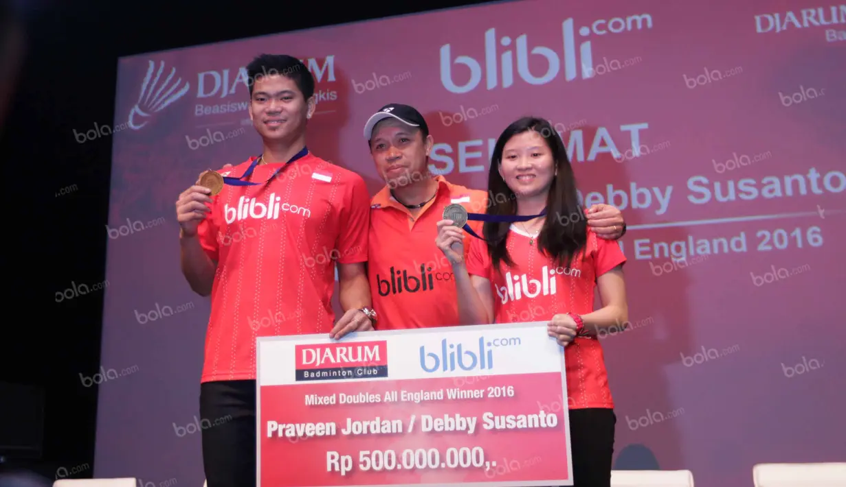 Praveen Jordan dan Debby Susanto Juara Ganda Campuran All England 2016 berfoto bersama pelatih Richard Mainaky saat menerima bonus dari PB Djarum di Plasa Senayan, Jakarta, Selasa (22/3/2016). (Bola.com/Nicklas Hanoatubun)