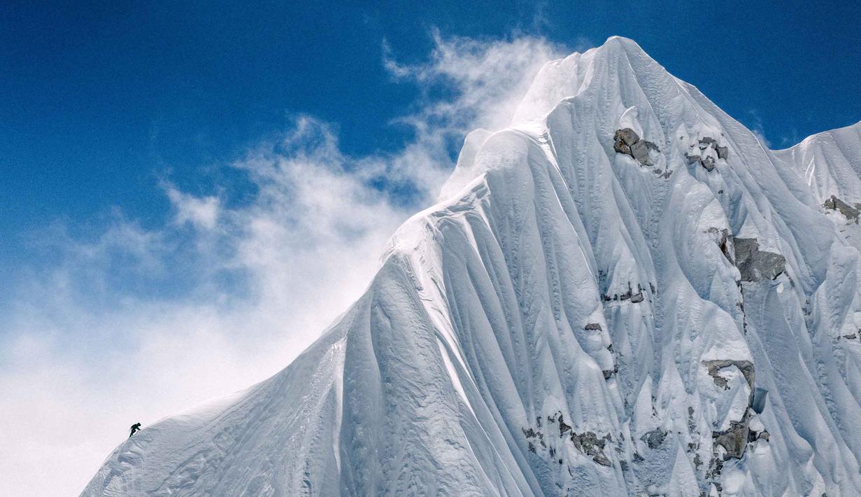 Dalam foto yang diambil pada 15 Oktober 2025 ini, seorang pendaki gunung Prancis melakukan perjalanan ke puncak Jannu East yang menjadi pendakian pertama ke puncak setinggi 7.468 meter di Nepal timur. (Thibaut MAROT/AFP)
