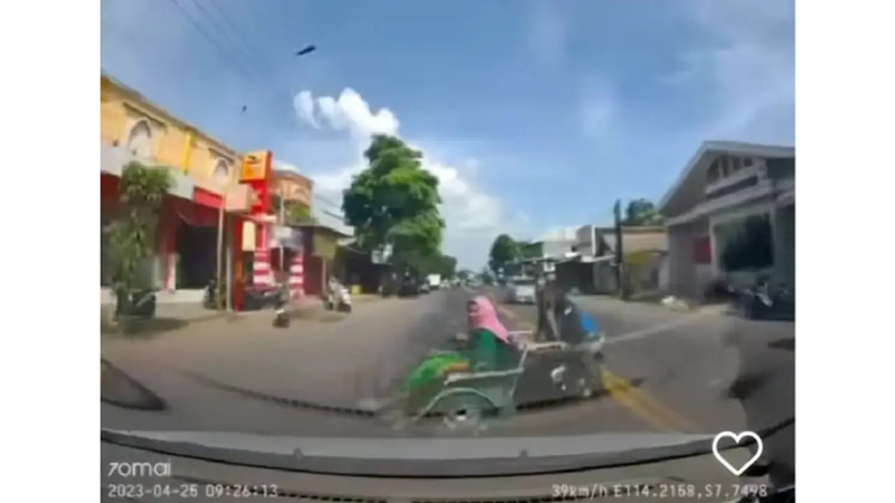 Becak Tertabrak Mobil