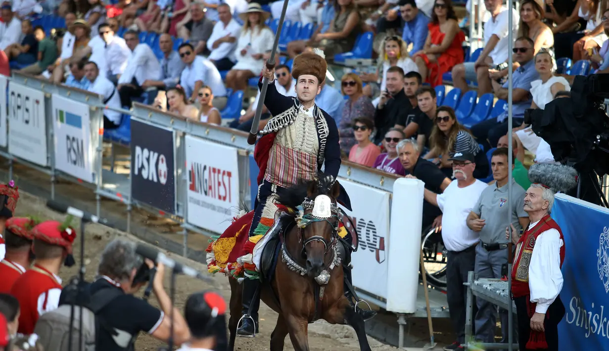 Penunggang kuda dengan kostum tradisional berkompetisi dalam turnamen lancing Sinjska Alka di Sinj, Kroasia, 9 Agustus 2020. Kompetisi berkuda yang diadakan setiap hari Minggu pertama di bulan Agustus itu memperingati kemenangan atas pasukan Ottoman pada 14 Agustus 1715. (Xinhua/Pixsell/Ivo Cagalj)