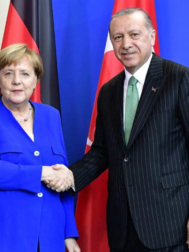 Kanselir Jerman Angela Merkel berjabat tangan dengan Presiden Turki Reccep Tayyip Erdogan (AFP)