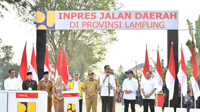 Presiden Joko Widodo atau Jokowi saat meresmikan pelaksanaan Instruksi Presiden Jalan Daerah (IJD) di seluruh Provinsi Lampung