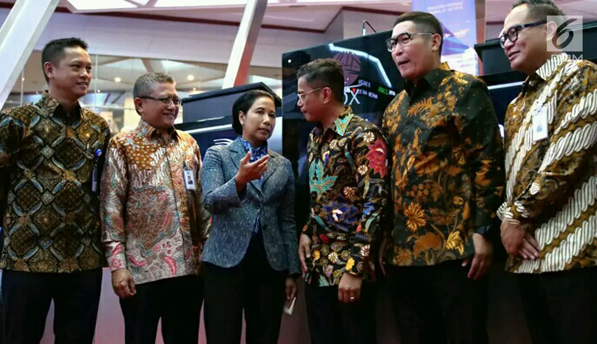 Menteri BUMN Rini M Soemarno berbincang dengan jajaran Direksi BUMN pada pencatatan perdana Efek Beragun Aset Mandiri GIAA01 di gedung Bursa Efek Indonesia, Jakarta, Selasa (31/7). (Liputan6.com/HO/Iqbal)