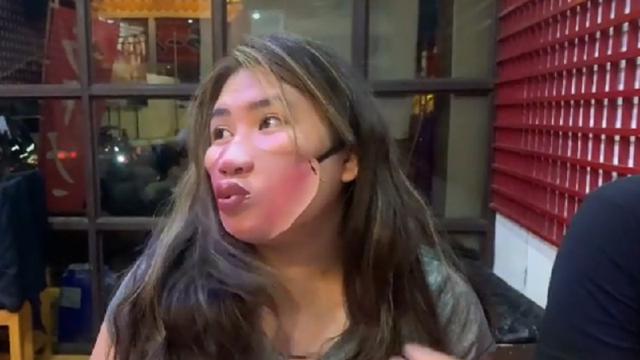 Kenakan Masker Nyeleneh, Wanita Ini Bikin Pelayan Resto Tertawa Hingga Menangis