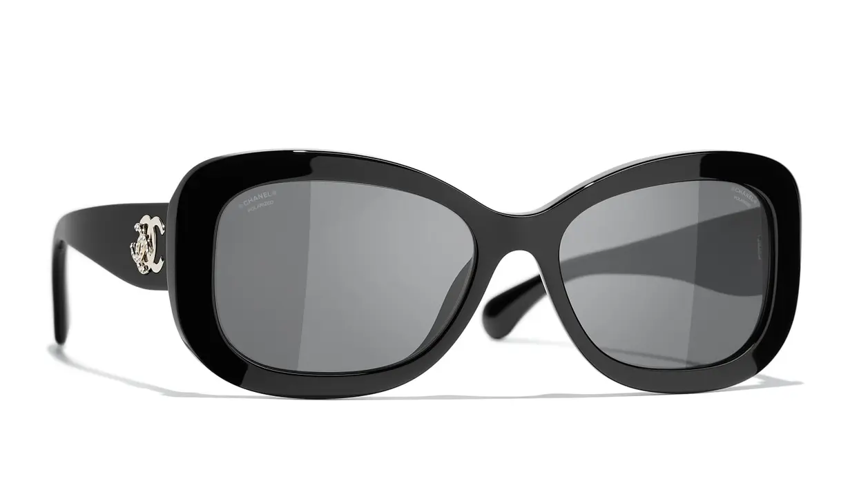 Dalam runway SS 2022 RTW, Chanel menafsirkan ulang bingkai sunglasses sebagai simbol tahun 90an, yang di musim ini tersedia dalam 2 versi grafis beraksen maskulin dan feminin. Foto: Document/Chanel.