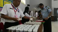 Awalnya, selain melakukan tes urine, pihaknya juga akan menggeledah setiap ruangan khusus napi narkoba. (Achmad Sudarno/Liputan6.com)