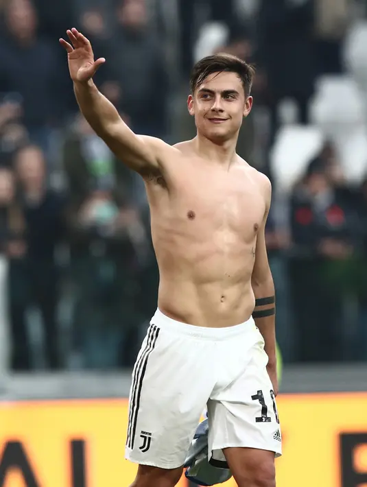 Pemain Juventus Paulo Dybala melambaikan tangan usai menghadapi Brescia pada pertandingan Serie A di Turin, Italia, 16 Februari 2020. Setelah terjangkit virus corona COVID-19, Dybala mengisolasi diri di rumahnya di Turin. (Isabella BONOTTO/AFP)