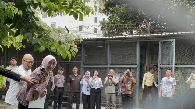 Mantan Direktur Utama PT ASDP Indonesia Ferry Ira Puspadewi usai bebas dari Rutan Kelas I Cabang KPK.