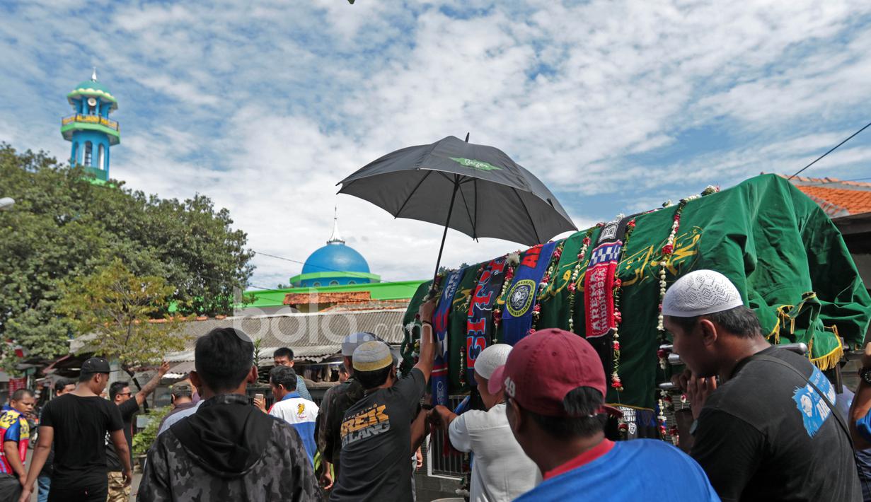Jenazah almarhum, Achmad Kurniawan saat akan dishalatkan di Masjid Al Jadid Cijantung, (11/1/2017). (Bola.com/Nicklas Hanoatubun)
