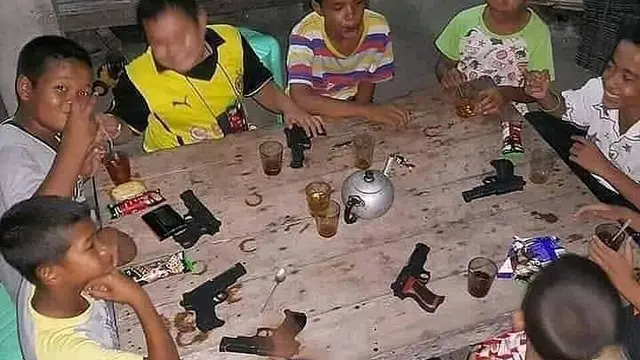 6 Foto Lawas Kumpul Bareng Teman ala Anak 90-an Ini Bikin Nostalgia