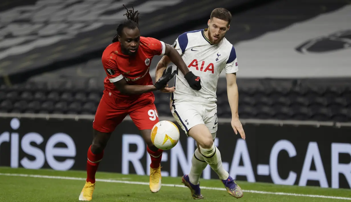 Bek Royal Antwerp, Jordan Lukaku bertarung memperebutkan bola dengan bek Tottenham Hotspur, Matt Doherty pada matchday terakhir Grup J Liga Europa di Tottenham Hotspur Stadium, Jumat (11/12/2020) dinihari WIB. Tottenham Hotspur berhasil mengalahkan Royal Antwerp 2-0.  (AP/Kirsty Wigglesworth, pool)