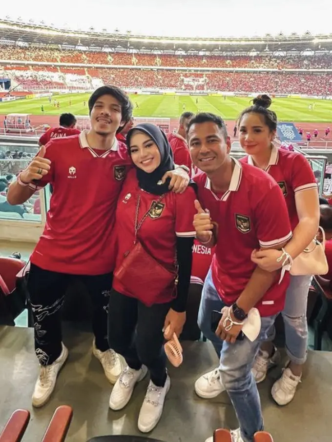 Gaya Nagita Slavina dan Aurel Hermansyah Kenakan Jersey Timnas