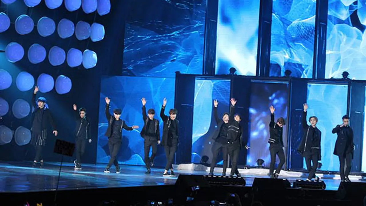 EXO Persembahkan Piala MAMA 2014 untuk EXO-L