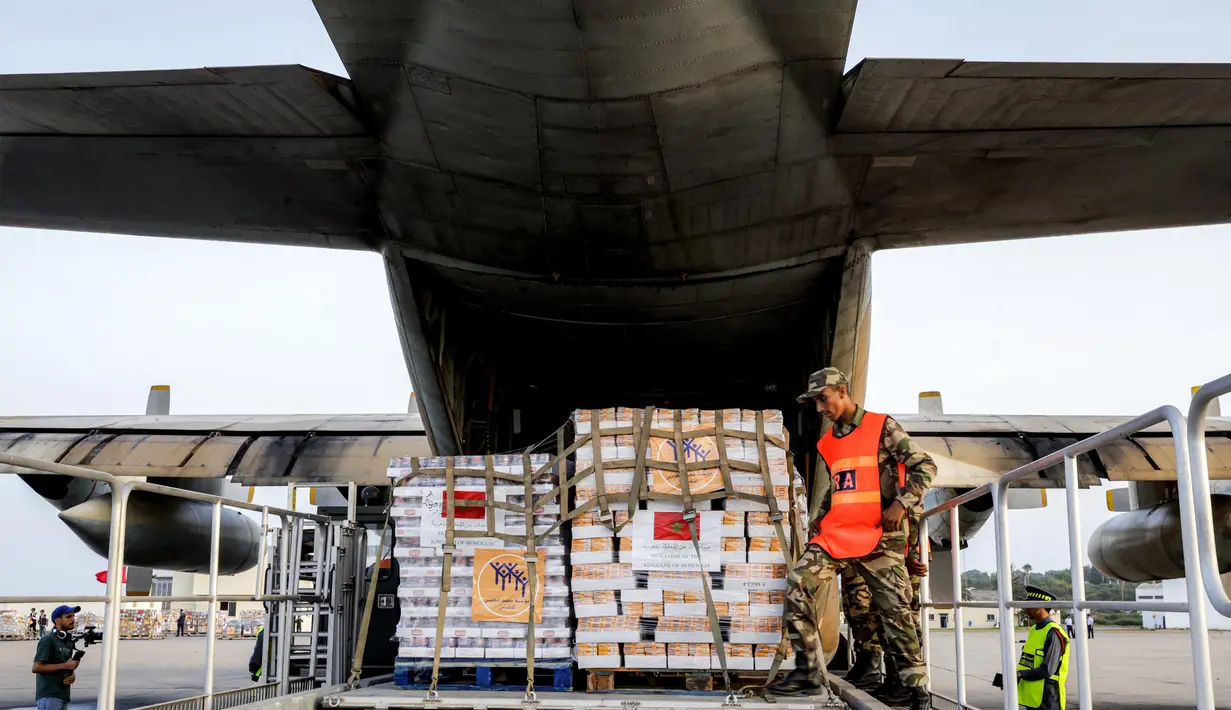 Untuk memenuhi kebutuhan 2,4 juta jiwa penduduk Gaza, pejabat Palestina mengatakan diperlukan sedikitnya 600 truk bantuan setiap harinya. (Abdel Majid BZIOUAT/AFP)