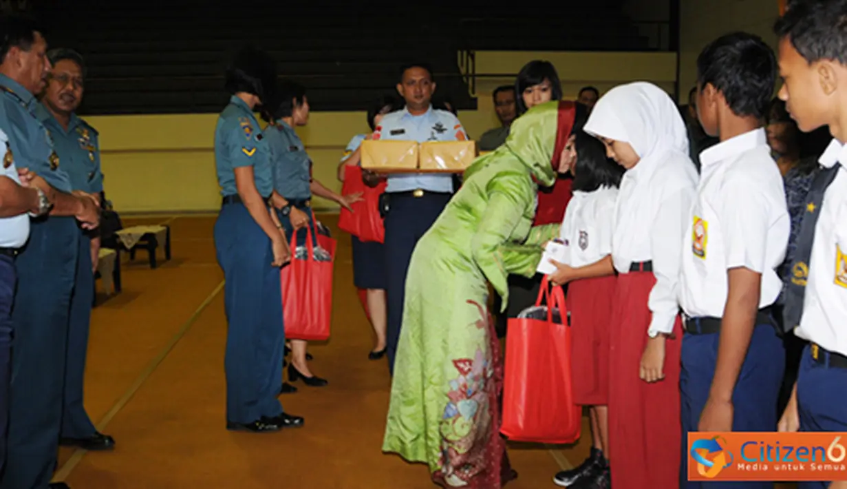 Citizen6, Cilangkap: Ketua Umum Dharma Pertiwi Ibu Tetty Agus Suhartono menyerahkan bantuan kepada 67 anak yatim terdiri dari Mabes TNI dan Badan Pelaksana Pusat (Balakpus) di jajaran TNI. (Pengirim: Badarusin Bakri)