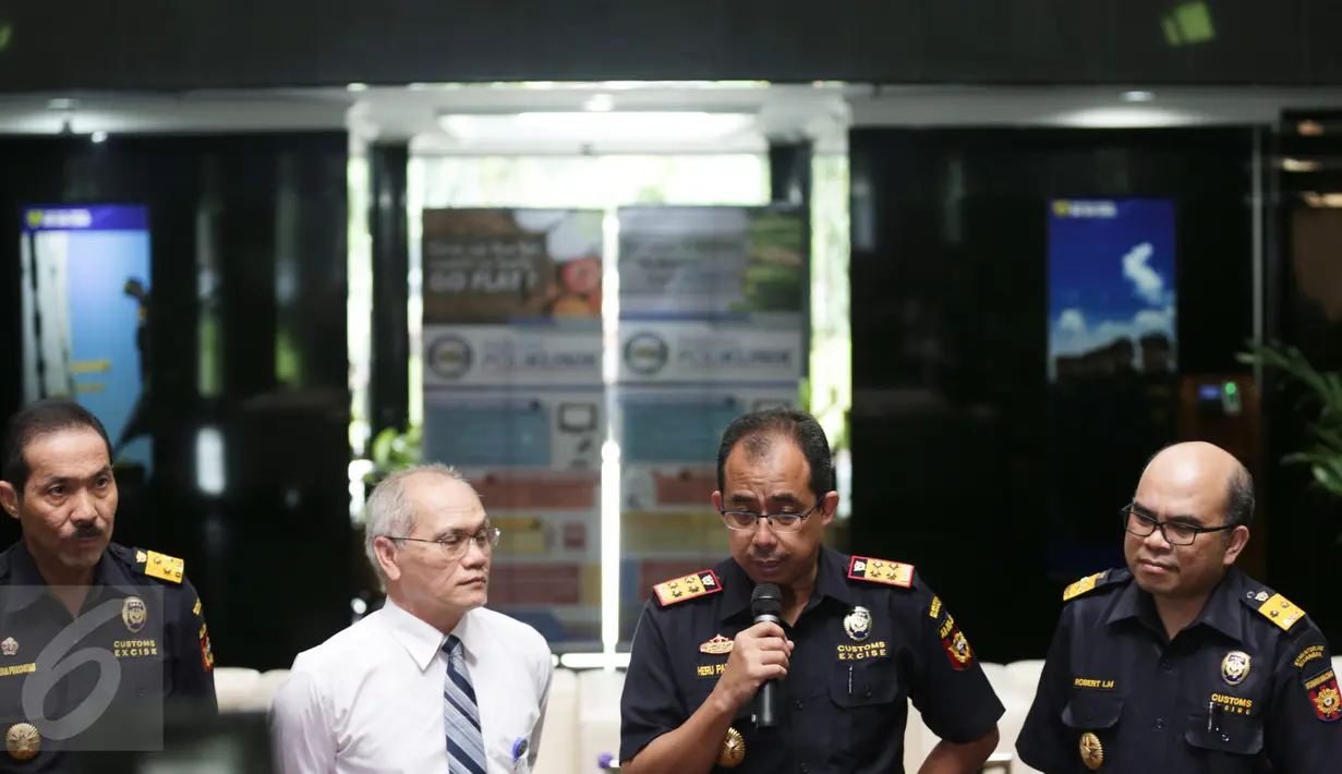 Direktur Jenderal Bea Cukai, Heru Pambudi didampingi jajarannya memberikan penjelasan terkait dengan pemberitaan yang beredar bahwa KPK yang melakukan penggeledahan Kantor Pusat Bea Cukai, Jakarta, Senin (6/3). (Liputan6.com/Faizal Fanani)