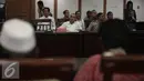 Bupati Tangerang, Ahmed Zaki Iskandar (tengah) menghadiri panggilan Ombudsman Republik Indonesia (ORI) di Jakarta, Jumat (20/5). Pemanggilan tersebut terkait dengan upaya penggusuran paksa Kampung Nelayan Dadap, Banten. (Liputan6.com/Faizal Fanani)
