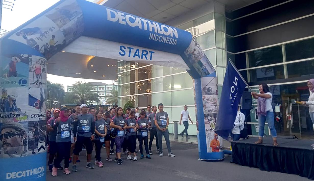 Peserta fun run saat mengikuti event lari bertajuk 'Run and Snap in Tangerang 5k' di Tangerang, Minggu (8/3/2020). Novotel Tangerang gelar event lari yang diikuti ratusan peserta. (Bola.com/Hendry Wibowo)