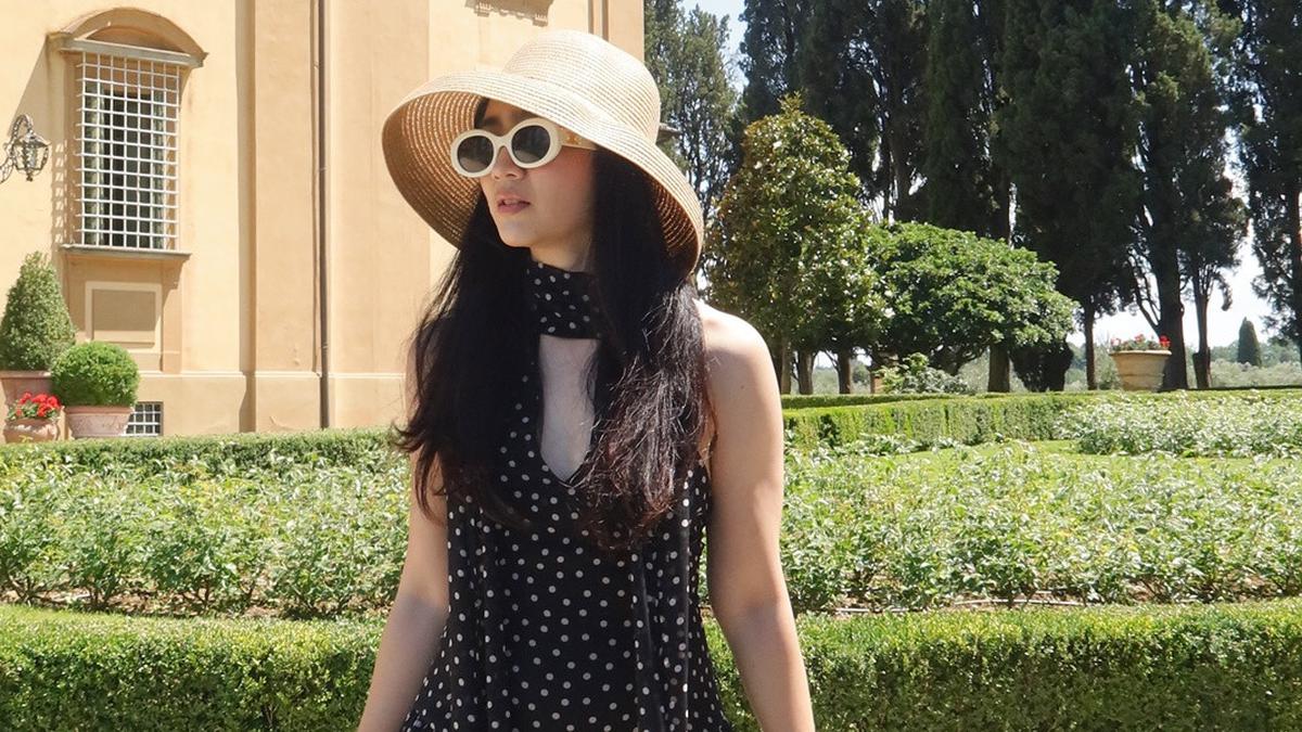 Potret Febby Rastanty Liburan di Italia, Tampil Anggun Bak Madam dengan Topi Pantai