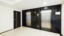 Ilustrasi lift. (Image by jcomp on Freepik)