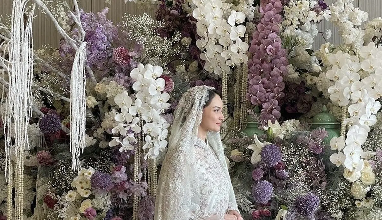 Senada dengan dressnya, kerudung panjang Enzy pun dihiasi dengan bordiran yang membuat tampilannya memesona. @sashamlubis