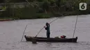 Nelayan mencari cacing sutra di sungai cisadane Tangerang, Senin (30/11/2020). Cacing sutra tersebut memiliki nilai ekonomis bagi para nelayan yang nantinya akan di jual untuk pakan ikan hias dan kosmetik. (Liputan6.com/Angga Yuniar)