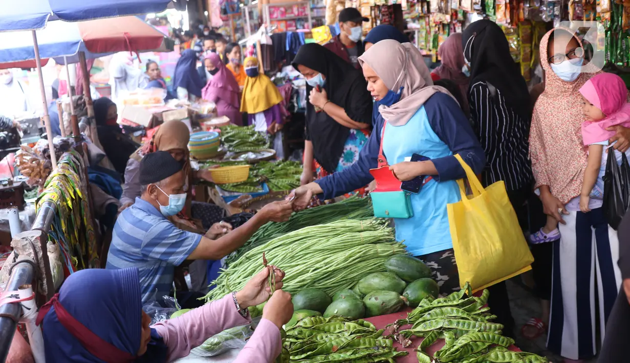 Pengunjung membeli kebutuhan makanan untuk persiapan Lebaran di pasar Kebayoran Lama, Jakarta, Selasa (11/5/2021). Warga memadati pasar tradisional demi memenuhi kebutuhan jelang Idul Fitri 1442 H. (Liputan6.com/Angga Yuniar)