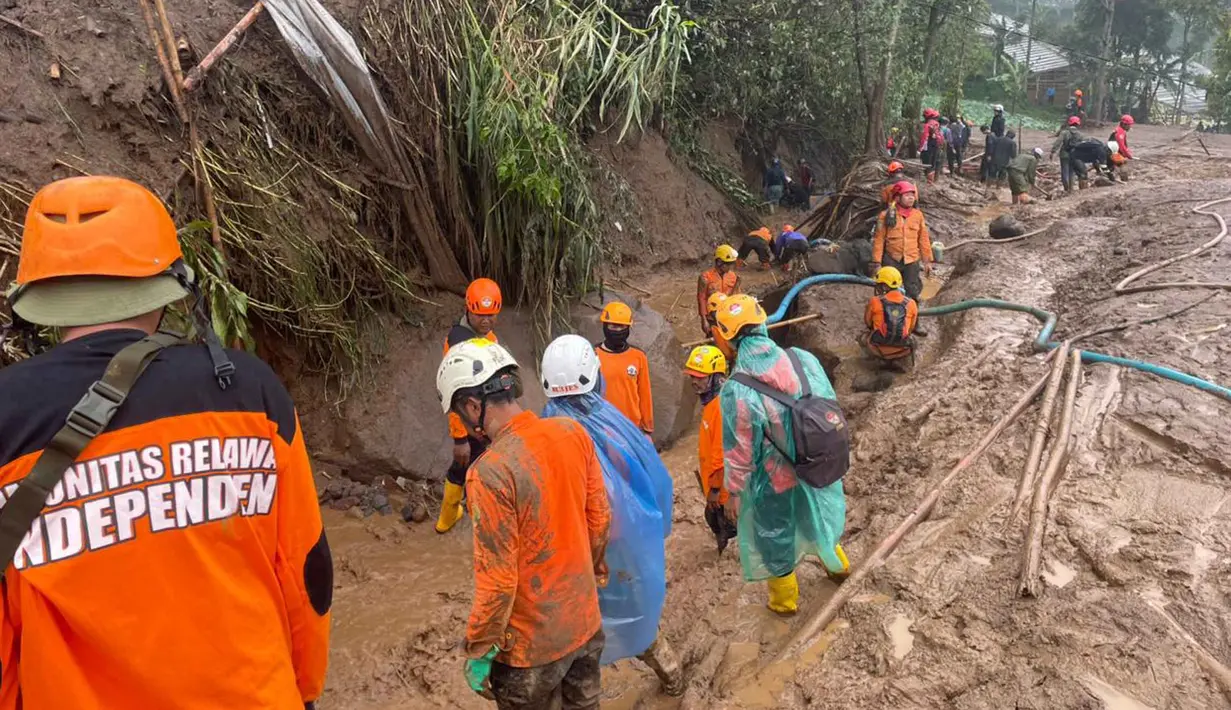 Tim SAR gabungan saat melakukan upaya pencarian dan penyelamatan korban longsor di Desa Pasirlangu, Cisarua, Kabupaten Bandung Barat, Jawa Barat, Rabu (28/1/2026). (Basarnas)