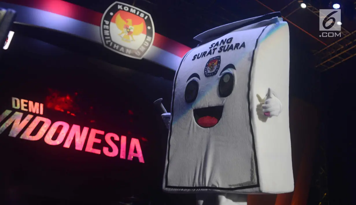 Maskot  Pemilu 2019 bernama Sang Sura saat diperkenalkan KPU di Monas, Jakarta, Sabtu (21/4). Sang Sura merupakan singkatan dari Sang Surat Suara. Karakter maskot berbentuk surat suara berikut dengan paku pencoblosan. (Merdeka.com/Imam Buhori)