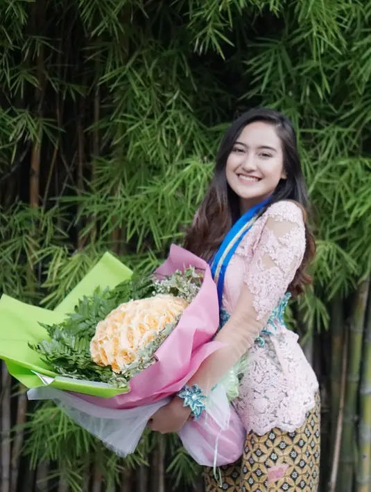 Salshabilla Adriani tampil cantik saat lulus dari homeschooling milik Kak Seto. Ia terlihat mengenakan kebaya warna merah muda. (Foto: instagram.com/salshabillaadr)