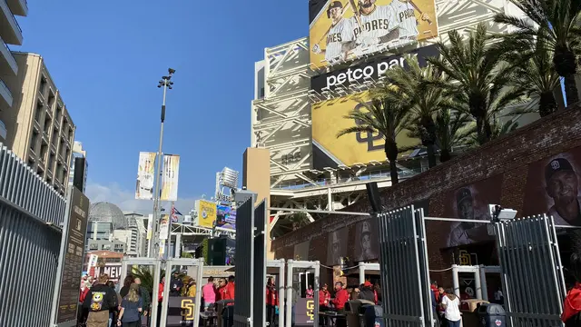 Penonton mengantre di pintu masuk Petco Park