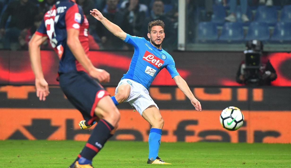 Aksi pemain Napoli, Dries Mertens melepaskan tembakan ke gawang Genoa pada lanjutan Serie A di Luigi Ferraris stadium, Genoa, (25/10/2017). Napoli menang 3–2. (Luca Zennaro/ANSA via AP)