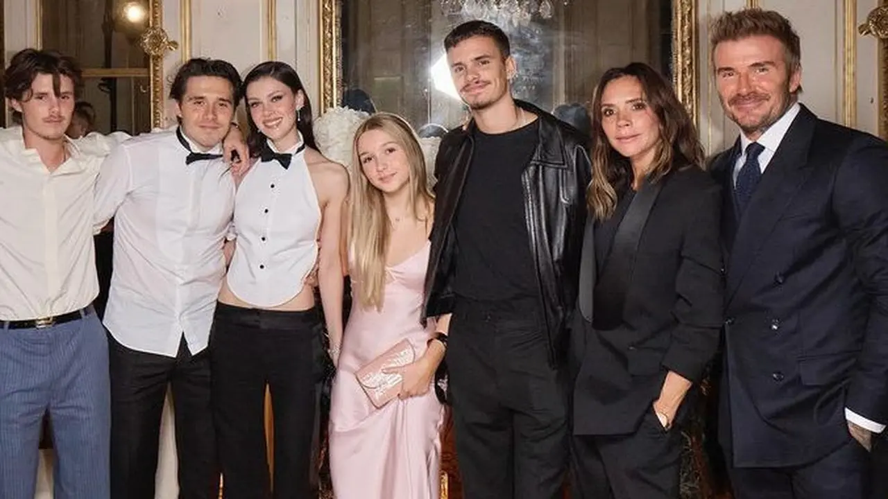 Tampilan Anak dan Suami di Fashion Show Victoria Beckham di Paris