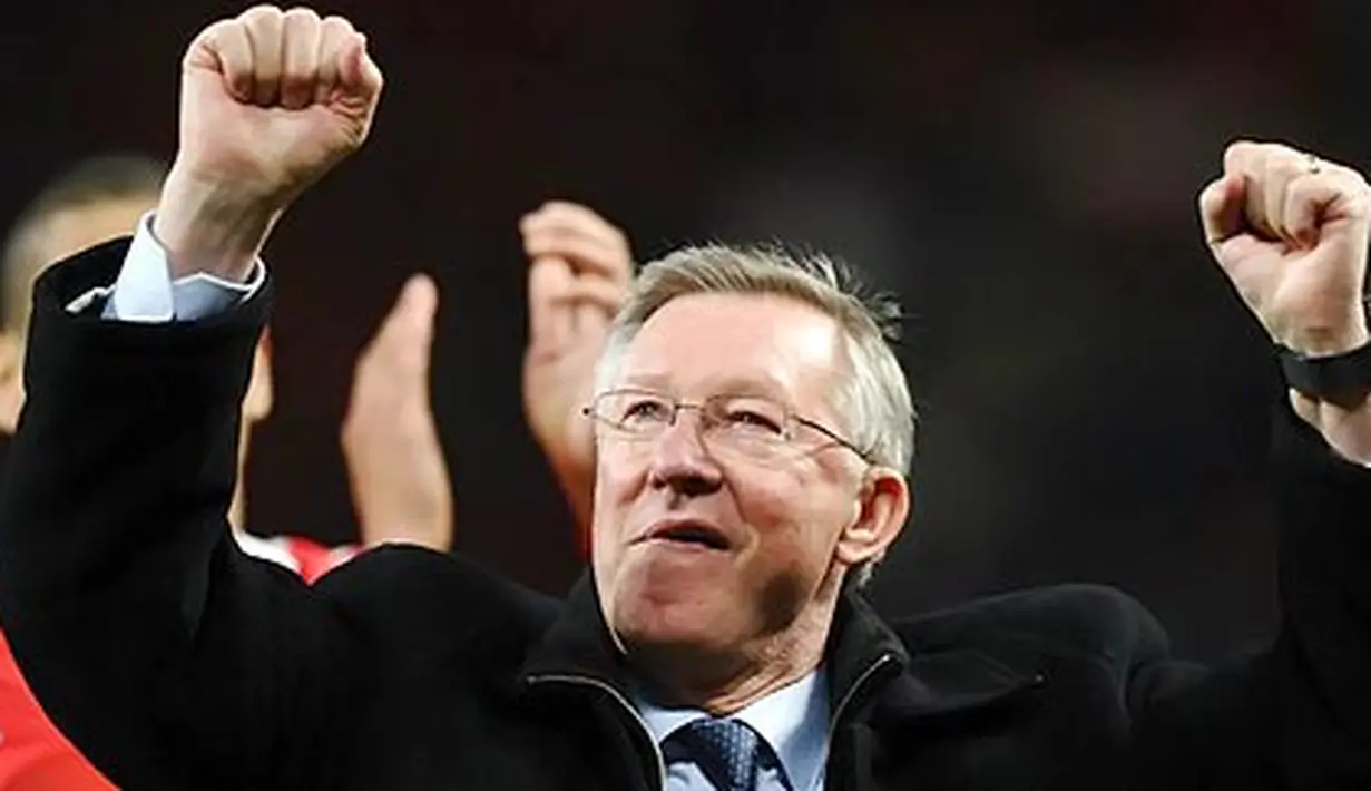 Bos MU Sir Alex Ferguson meluapkan kegembiraan usai tim asuhannya mengalahkan Schalke 04 4-1 pada leg kedua semifinal Liga Champions di Old Trafford, 4 April 2011. MU unggul agregat 6-1. AFP PHOTO/PAUL ELLIS