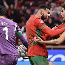 Bek Manchester United, Noussair Mazraoui (kiri), menyumbangkan satu assist saat Timnas Maroko menang 2-0 atas Comoros pada laga perdana Grup A Pial Afrika 2025 di Stade Prince Moulay Abdallah, Rabat, Senin (22/12/2025) dini hari WIB. (AFP/Paul Ellis)