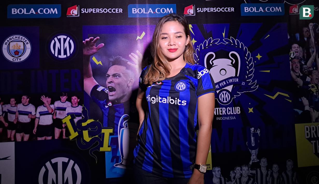<p>Andina, pencinta Inter Milan yang nonton bareng (nobar) final Liga Champions 2022/2023 antara Manchester City melawan Inter Milan. (Bola.com/Dok.Muhammad Adi Yaksa).</p>