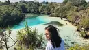 Wanita yang dikabarkan dekat dengan Dylan Carr ini memilih Danau Weekuri sebagai destinasi wisatanya. Danau yang dikelilingi oleh batu karang yang memisahkannya dengan laut ini memanjakan mata Angela. (Liputan6.com/IG/@angelagilsha)