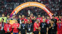 Selebrasi skuad Timnas Indonesia U-19 dengan trofi juara Piala AFF U-19 2024 usai mengalahkan Thailand U-19 pada laga final di Stadion Gelora Bung Tomo, Surabaya, Senin (29/7/2024). (Bola.com/Bagaskara Lazuardi)