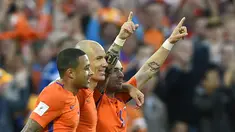 Para pemain Belanda, Wesley Sneijder (kanan), Arjen Robben (tengah) dan Memphis Depay merayakan gol saat melawan Luksemburg pada Kualiifikasi Piala Dunia 2018 di Rotterdam. (AFP/ John Thys)