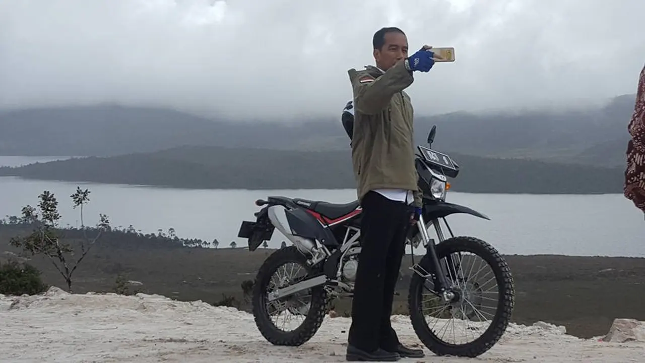 Presiden Jokowi berfoto Selfie usai meninjau pembangunan Tol Trans Papua