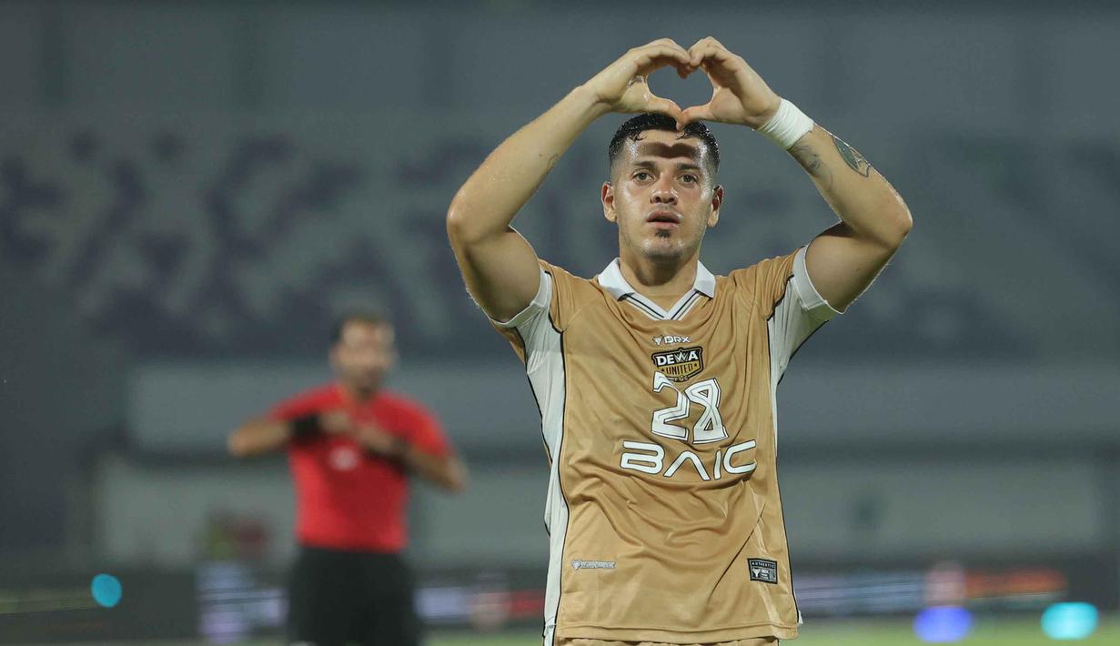 Pemain tengah Dewa United, Alexis Messidoro (kiri) saat berlaga melawan Tainan City FC pada matchday kedua Grup E AFC Challange League 2025-2026 di Stadion Indomilk Arena, Tangerang, Banten, Rabu (29/10/2025) malam WIB. (Bola.com/M Iqbal Ichsan)