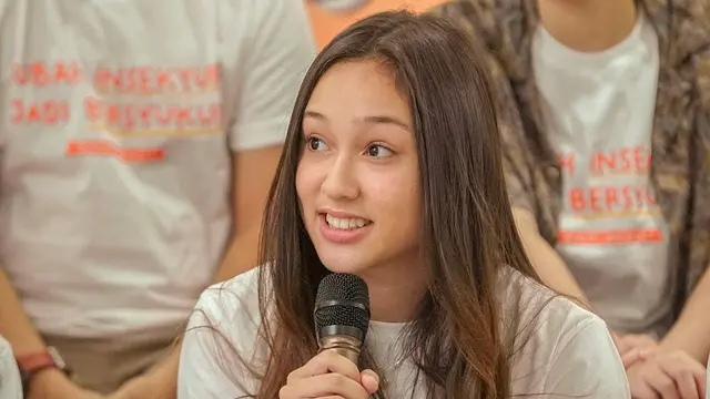 Pamer Wajah Berjerawat, Ini 7 Potret Yasmin Napper dengan Makeup Natural