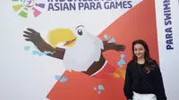 Shelina Galby menyaksikan para renang Asian Para Games 2018 di Stadion Akuatik GBK, Senin (8/10/2018). (Liputan6.com/Cakrayuri Nuralam)