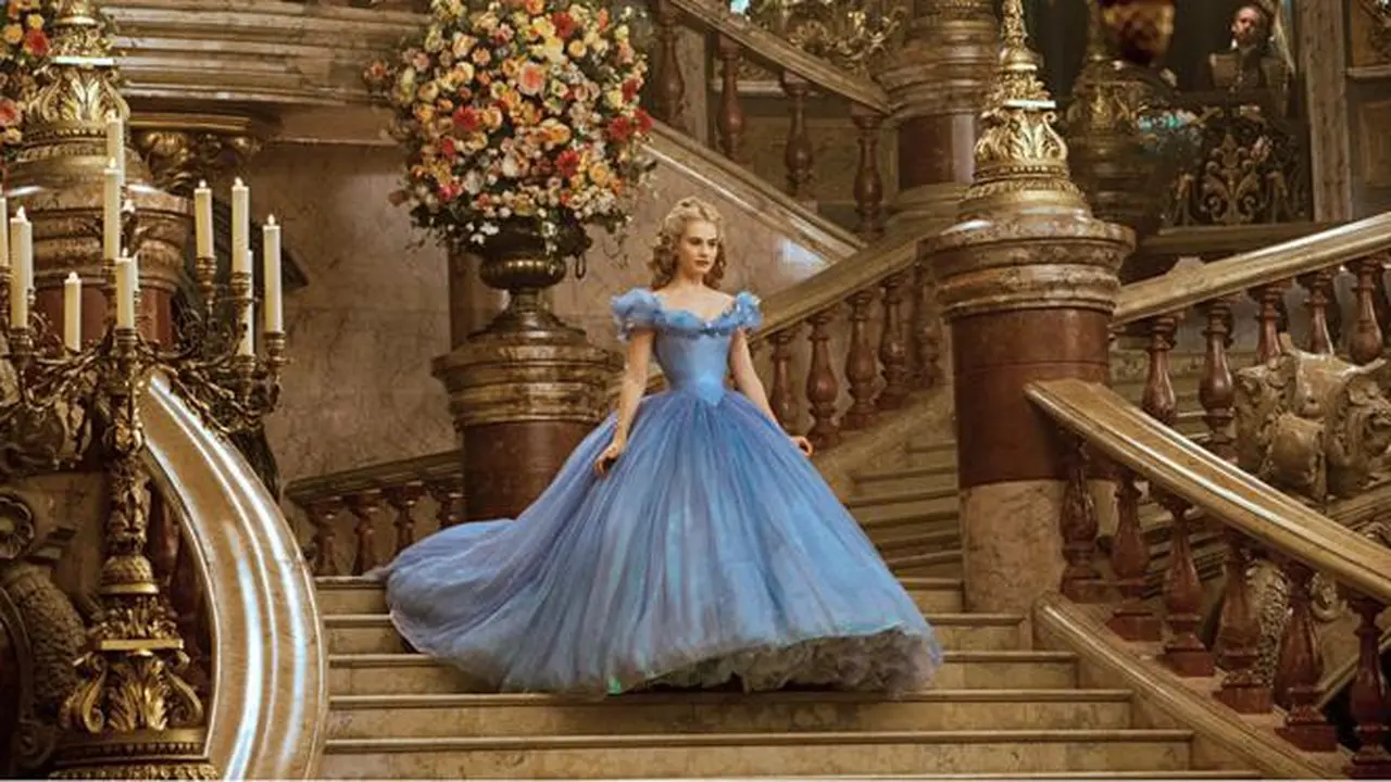 Tampil Nyentrik Bagaikan Cinderella dengan Sneakers Ini