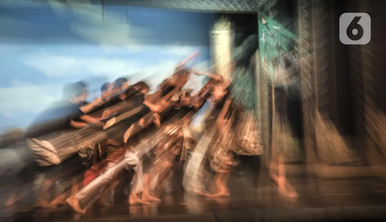 Seniman saat berlatih pementasan wayang orang di Gedung Pertunjukan Wayang Orang Bharata, Senen, Jakarta, Minggu (4/4/2021). Latihan digelar dengan menerapkan protokol kesehatan dan pembatasan waktu berlatih. (merdeka.com/Iqbal S. Nugroho)